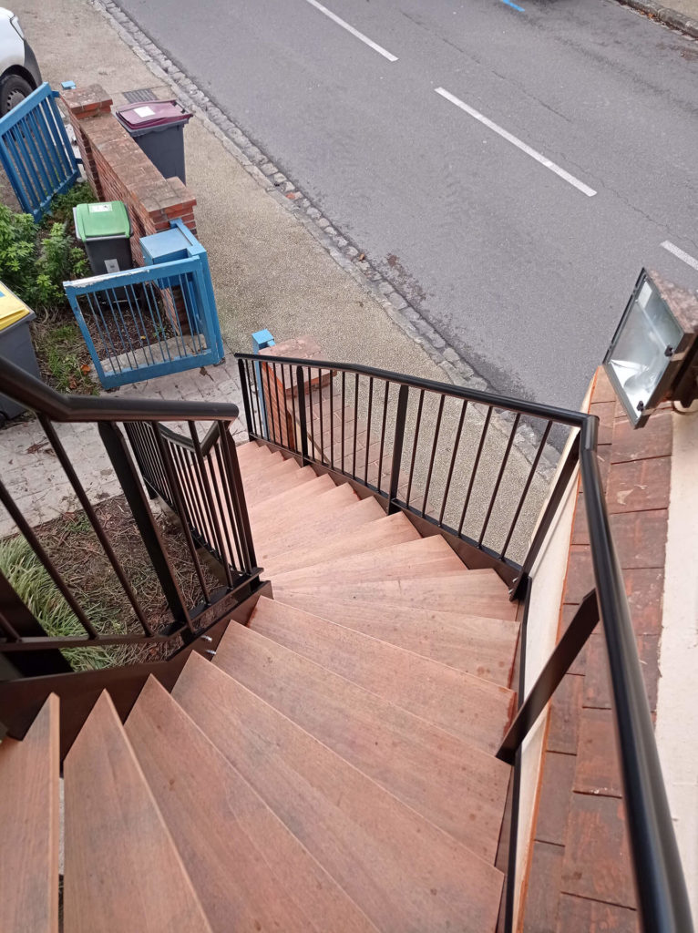 savoir-faire-savoir-etre-metallerie-ferronnerie 11 escalier extérieur en bois exotique et acier thermolaqué