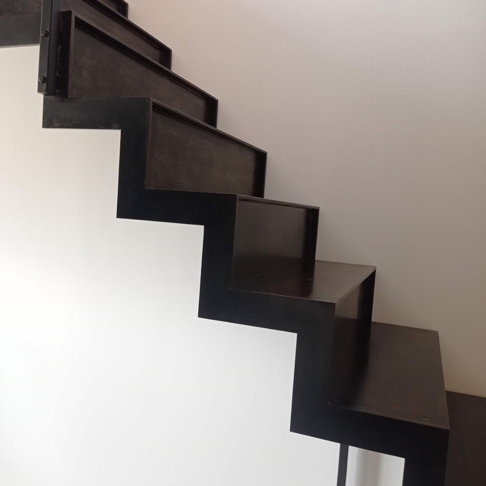 savoir-faire-savoir-etre-metallerie-ferronnerie 6 escalier avec marches et contremarches tout en métal patiné