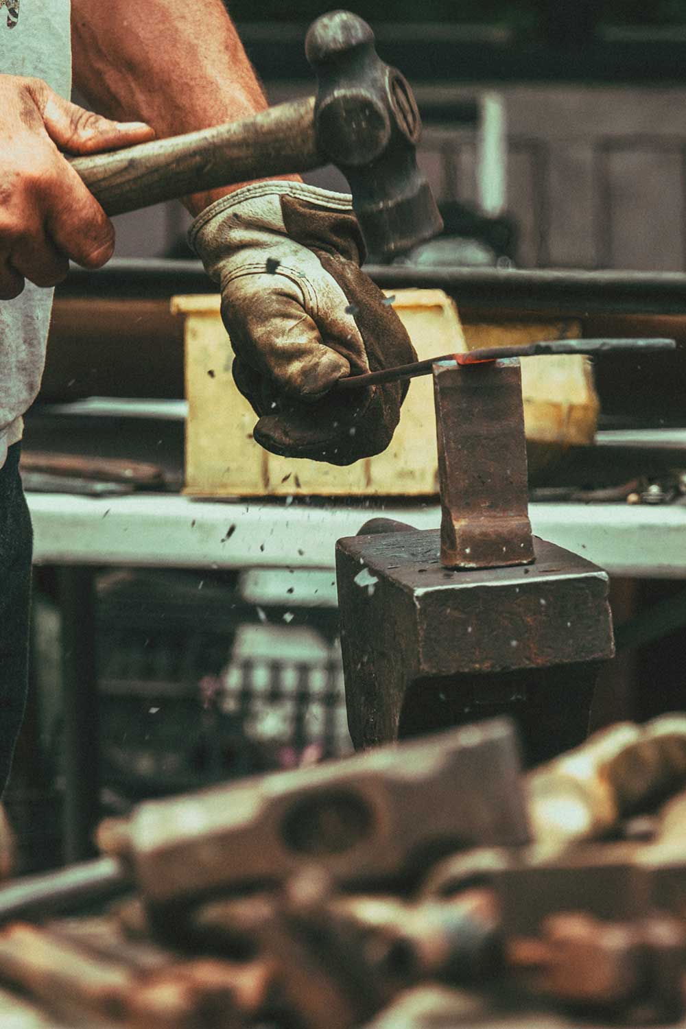 qui sommes nous 1 travail de ferronnerie dans un atlier en Seine et Marne